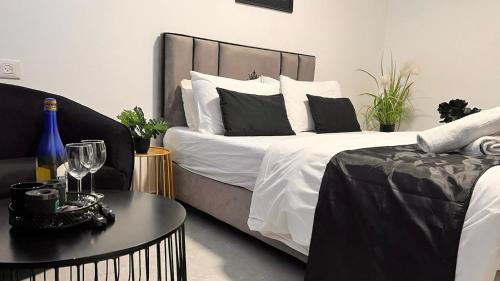1 double bed, 1 twin bed