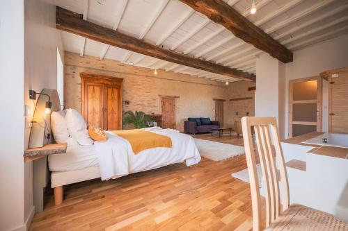 Chambres et table d'hôtes - Les Jardins de la Longagne Room Type - Deluxe Double Room with Bath Chambres et table d'hôtes - Les Jardins de la Longagne Room Type - Deluxe Double Room with Bath