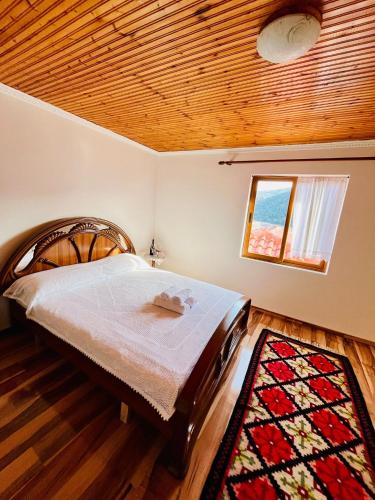 Double Room with Shared Toilet image 2