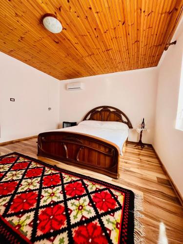 Double Room with Shared Toilet image 1
