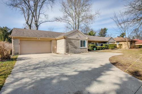 Graduation 2025! Great for Gatherings, King Beds, Firepit, Pet Friendly with Huge Fenced Yard Graduation 2025! Great for Gatherings, King Beds, Firepit, Pet Friendly with Huge Fenced Yard