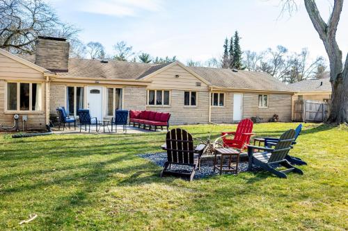 Graduation 2025! Great for Gatherings, King Beds, Firepit, Pet Friendly with Huge Fenced Yard Graduation 2025! Great for Gatherings, King Beds, Firepit, Pet Friendly with Huge Fenced Yard