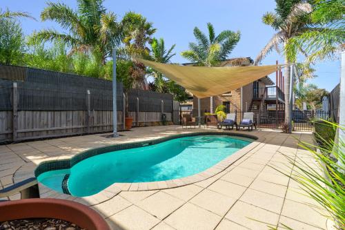 Spacious 4-Bed Home 5-min from the Beach
