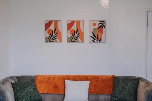 Pass the Keys Superb 3 bed Close to Airport photo 2