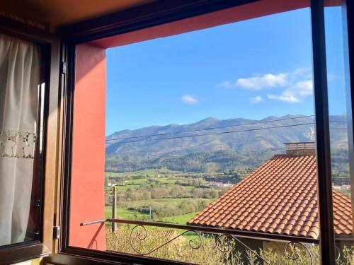 Casa en aldea frente a la Sierra de el Sueve