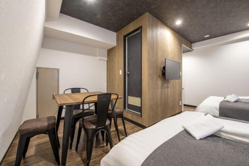 Superior Twin Room image 7