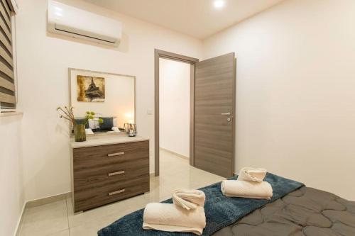 Modern, Bright & Spacious Apartment near the sea