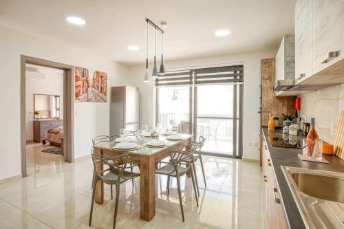 Modern, Bright & Spacious Apartment near the sea