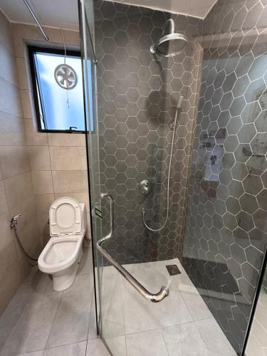 Charming Rustic Retreat with Cozy Interior and Sky Pool View Charming Rustic Retreat with Cozy Interior and Sky Pool View