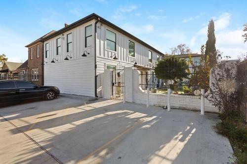 Rodeo Escape: Sleeps 8, Parking, Wi-Fi, Free Gym in Houston, USA