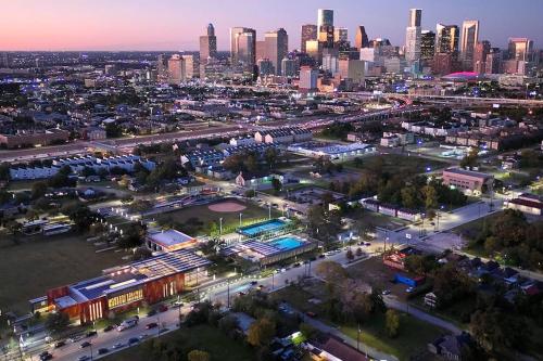 Rodeo Escape: Sleeps 8, Parking, Wi-Fi, Free Gym in Houston, USA