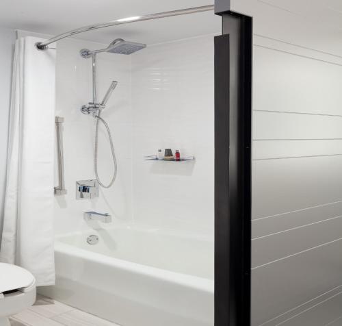 Executive Suite with Pool View image 3