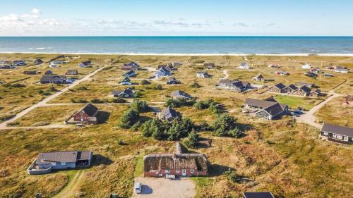 Cozy thatched cottage with pool by the sea - SJ450, Harboør