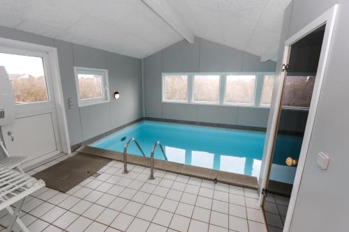 Spacious and well furnished pool house - SJ170