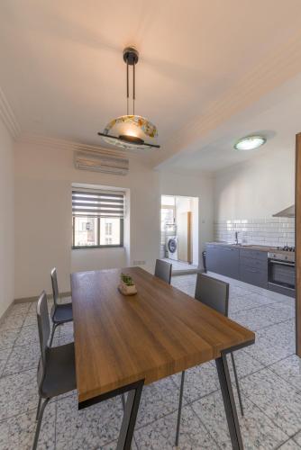 HARBOUR VIEW - Large 2BR Apartment - image 2