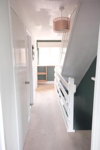 Charming 2BR Home Minutes from central London