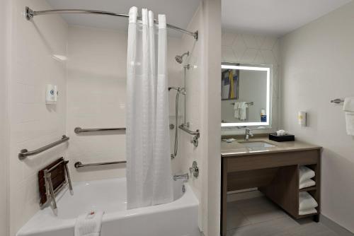 Comfort Suites Columbus East Broad in Columbus, USA