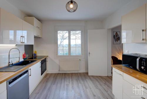 ห้องครัว, L'Alysse - Maison Familiale in ลุยน์