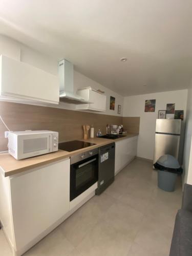 廚房, Chez Julie petit appartement une chambre rez jardin maison in 蒂勒