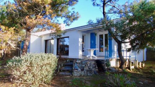 Maison vendeenne sous les pins