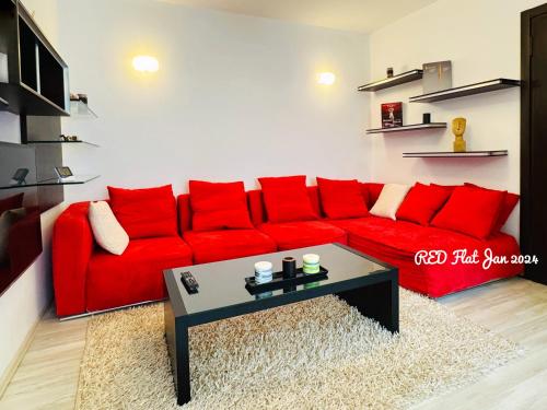 RED FLAT 2BR with Luxurious King Bed & Hot Tub