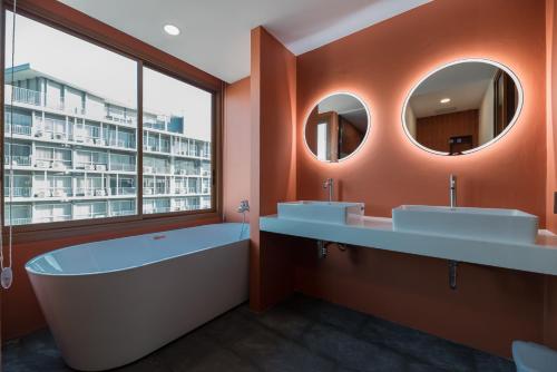 room detail thumbnail 2