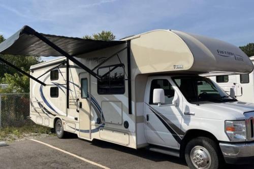 32 ft Motorhome Sleeps 10 in Springfield, USA