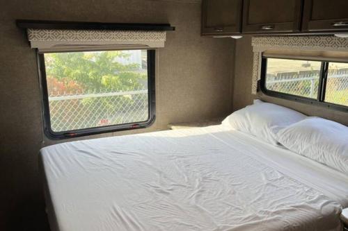 32 ft Motorhome Sleeps 10 in Springfield, USA