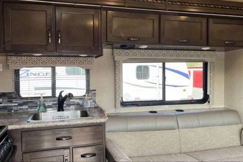 32 ft Motorhome Sleeps 10 in Springfield, USA