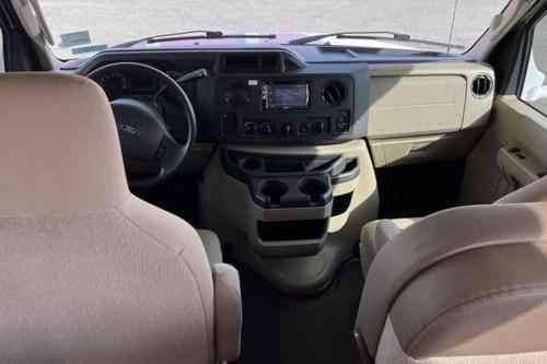 32 ft Motorhome Sleeps 10 in Springfield, USA