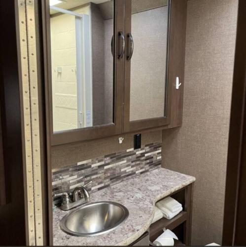 32 ft Motorhome Sleeps 10 in Springfield, USA
