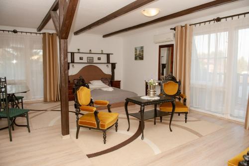 2 bedrooms, 4 beds