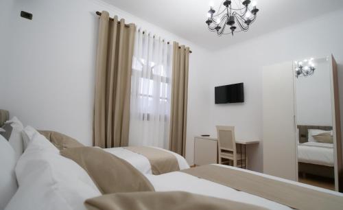 Triple Room with Private Bathroom image 3