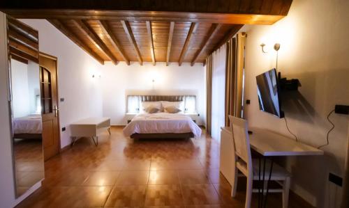 Deluxe Double Room with Balcony image 4