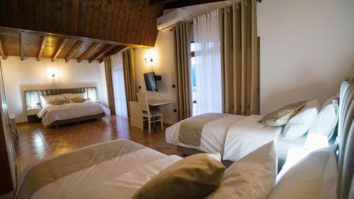 Deluxe Double Room with Balcony image 3