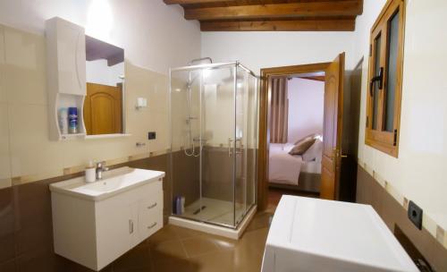 Deluxe Double Room with Balcony image 2