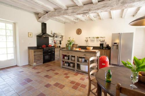 virtuve, Domaine borgnette fantastique maison  in Saint-Simeux