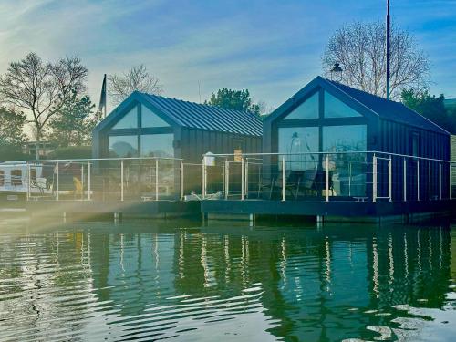 Floating Home at Burton Waters - Apartment - Lincoln