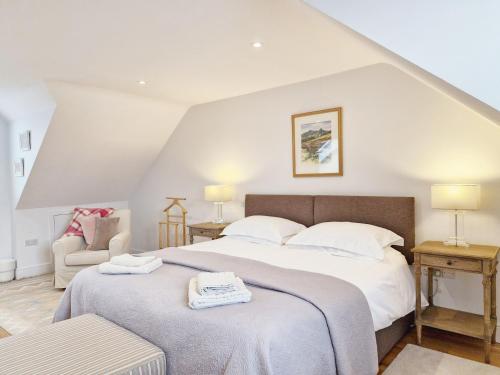 Castleton  Chichester - image 4