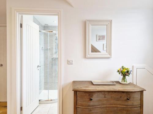 Castleton  Chichester - image 8