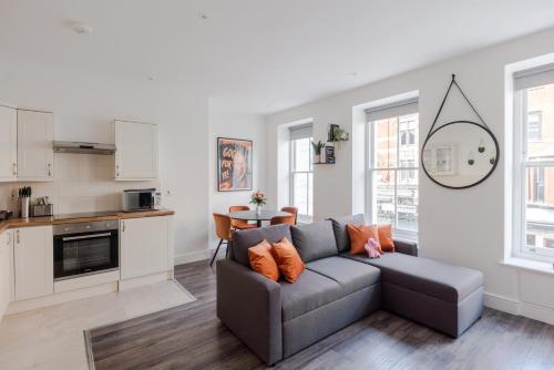 Frankie Says- Cosy up in the Fitz and Flirty, a swish, modern 1 BR apartment in the heart of the West End