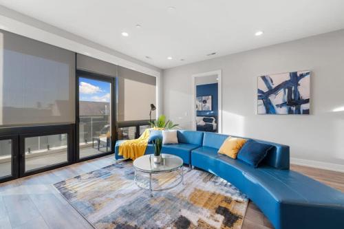 Lovely 3bed 3bath Brand New Apt w 4 beds & Balcony in Chicago, USA