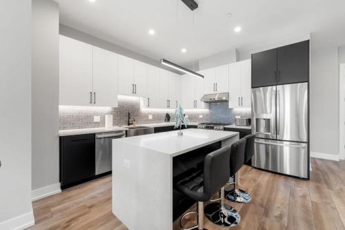 Lovely 3bed 3bath Brand New Apt w 4 beds & Balcony in Chicago, USA