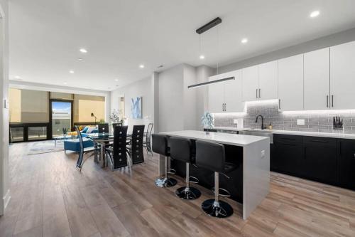Lovely 3bed 3bath Brand New Apt w 4 beds & Balcony in Chicago, USA