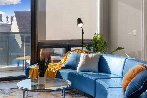 Lovely 3bed 3bath Brand New Apt w 4 beds & Balcony in Chicago, USA