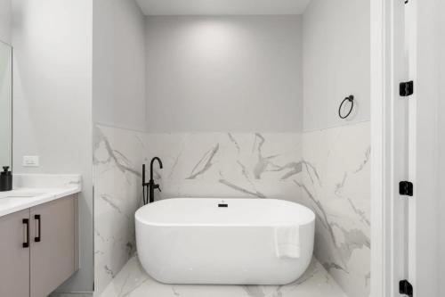 Lovely 3bed 3bath Brand New Apt w 4 beds & Balcony in Chicago, USA