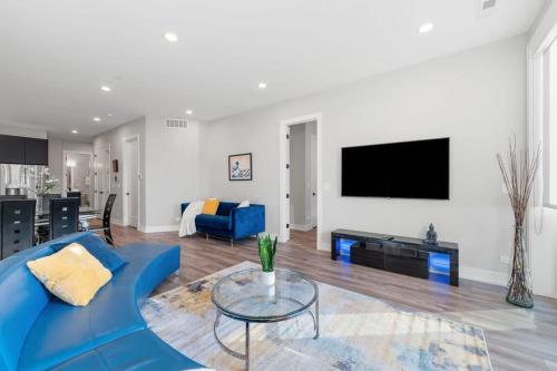 Lovely 3bed 3bath Brand New Apt w 4 beds & Balcony in Chicago, USA