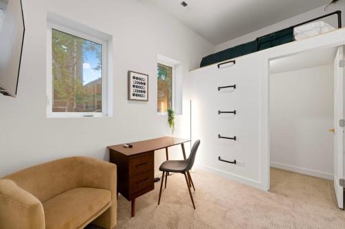 Chic 4-Bedroom Haven: Designer's Dream Home