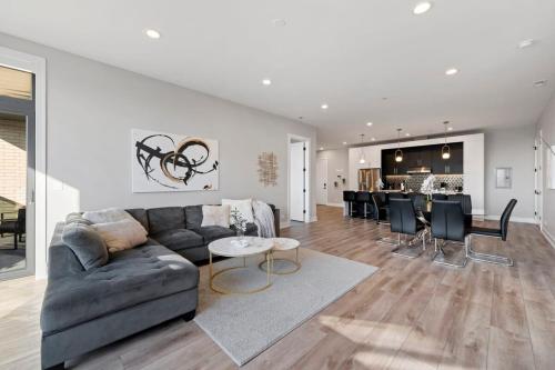 Insta-worthy 3bed 2bath Brand New Home w Balcony in Chicago, USA