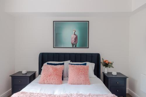 Frankie Says - London lodgings don't get more fabulous than the Fitz n' Glamour, a dazzling 1 BR apartment in central Fitzrovia
